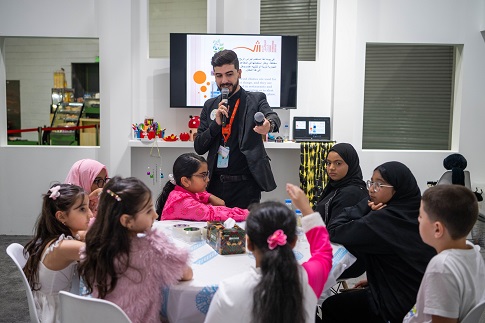 أطفال يصنعون أجراس رياح من مواد معاد&nbsp;استخدامها