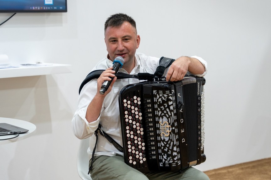 “العزف على الأكورديون” تثري إبداعات الصغار&nbsp;الموسيقيّة