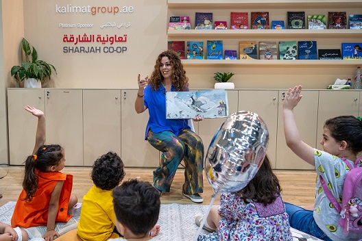 قصة “عائلتي هي الدنيا” تجمع الصغار في جلسة قرائية بجناح “مجموعة&nbsp;كلمات”