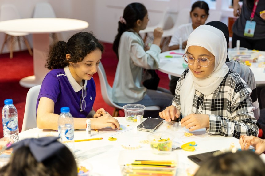 فتياتٌ يافعات يصممن فساتينَ سريالية في “الشارقة القرائي&nbsp;للطفل”