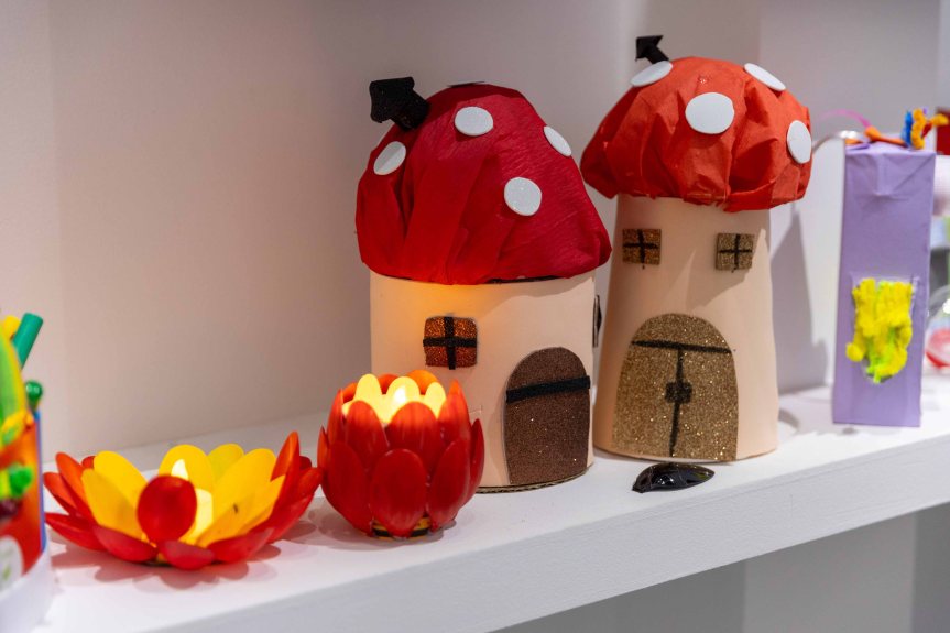 صغار “الشارقة القرائي للطفل” يعيدون تدوير الورق ويصنعون بيوتاً&nbsp;للأقزام