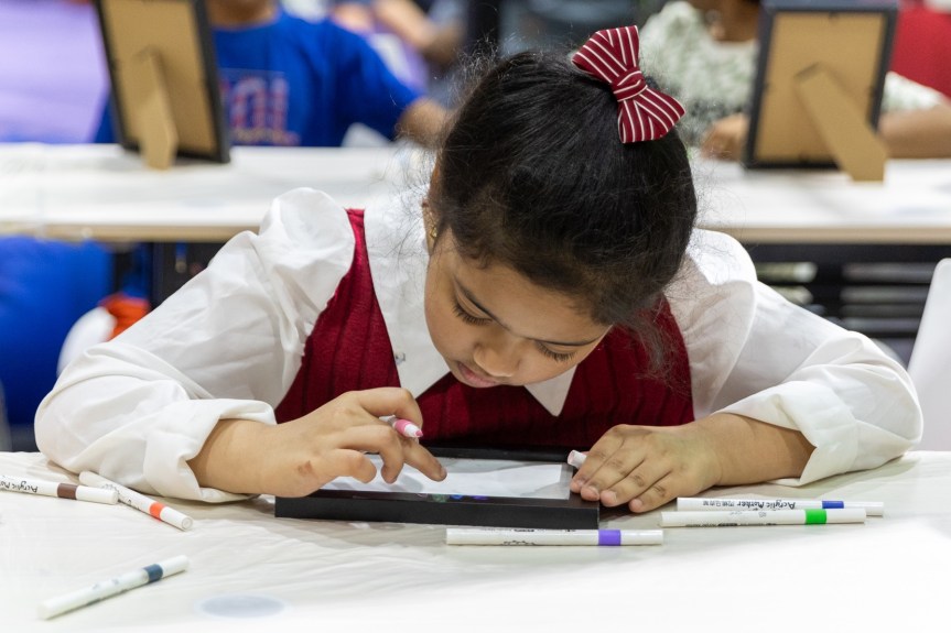 الأطفال يحولون صفحات الكتب القديمة إلى لوحات&nbsp;فنية