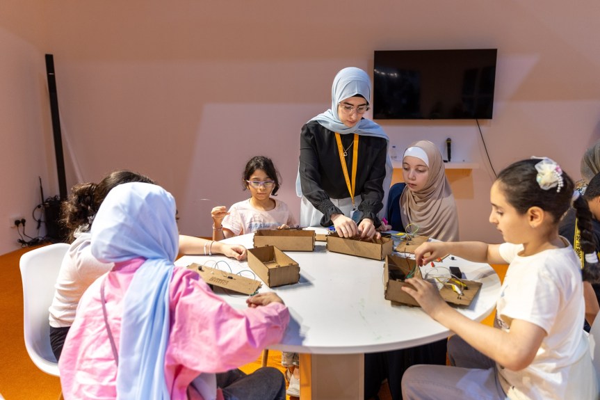 ورشة عمل تصحب الأطفال في تجربة لاكتشاف مهارات التوصيلات&nbsp;الكهربائية