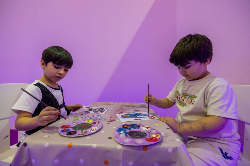 ركن للتعلم والمرح يجذب الأطفال في يوم المعرض&nbsp;الأول