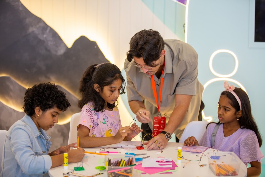               “الشارقة الدولي للكتاب” ينقل الأطفال من الخيال إلى عوالم&nbsp;الفيزياء