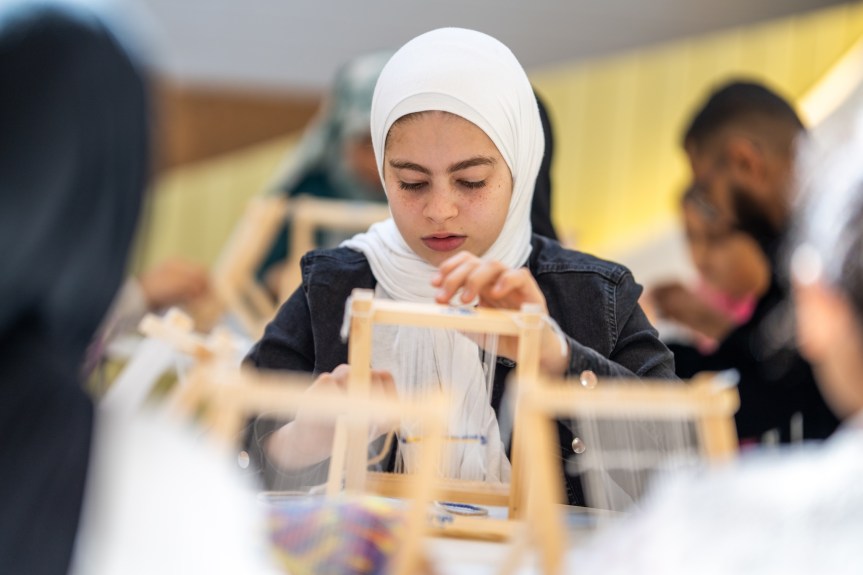 صغار “الشارقة الدولي للكتاب” ينسجون السجادة المغربية على الطريقة&nbsp;الأمازيغية