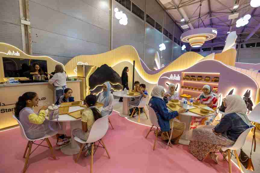 ركن الطهي يعرّف الزوار بالأكلات التراثية في “الشارقة الدولي&nbsp;للكتاب”