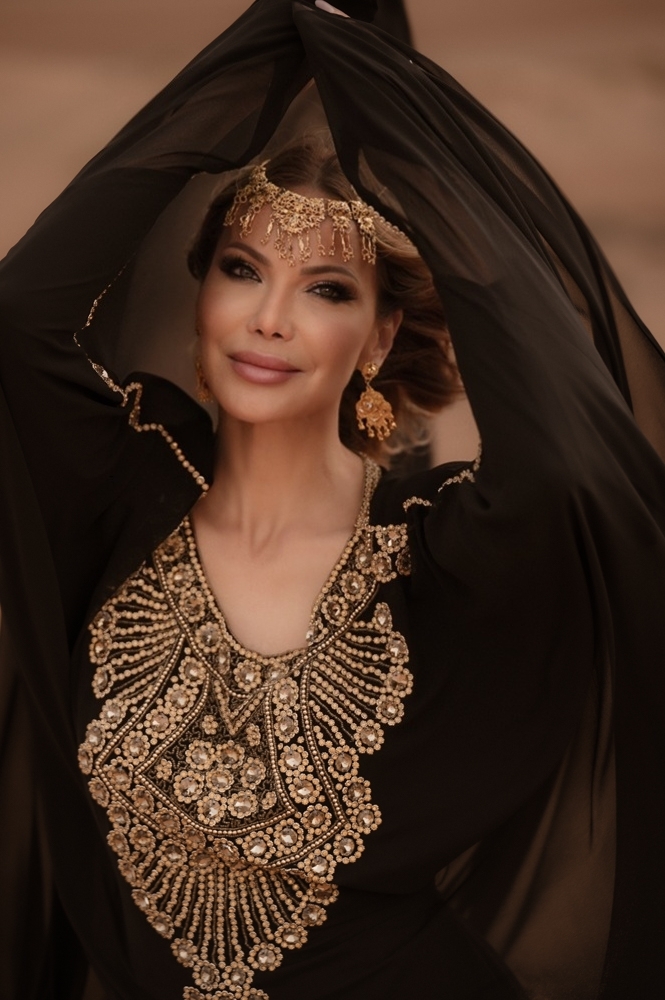 أيقونة الموضة العالمية أولغا فلوريدا تعـشق الخليج والصحراء&nbsp;تلهمها