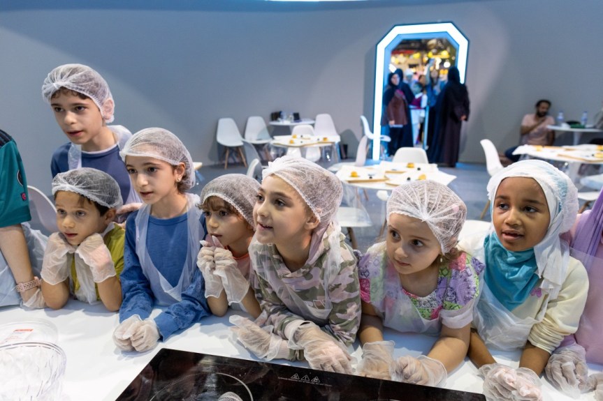 الطهاة الصغار يبدعون مخبوزات بأشكال وجوه القطط في “الشارقة القرائي للطفل&nbsp;2025”