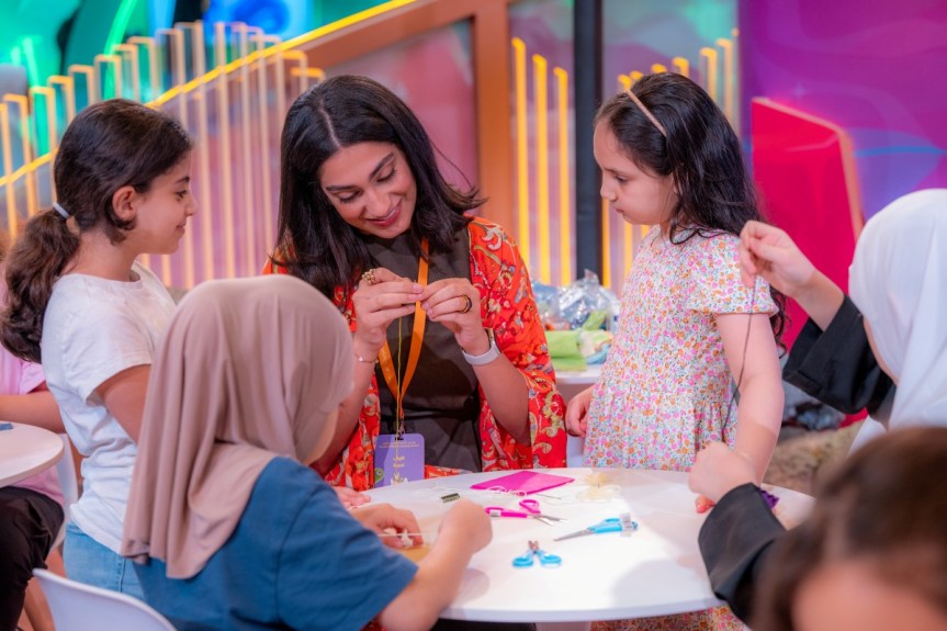 ورشة “حقيبة الزمن الجميل”…تُعيد للصغار ذكريات الزمن الجميل في “الشارقة القرائي&nbsp;للطفل”