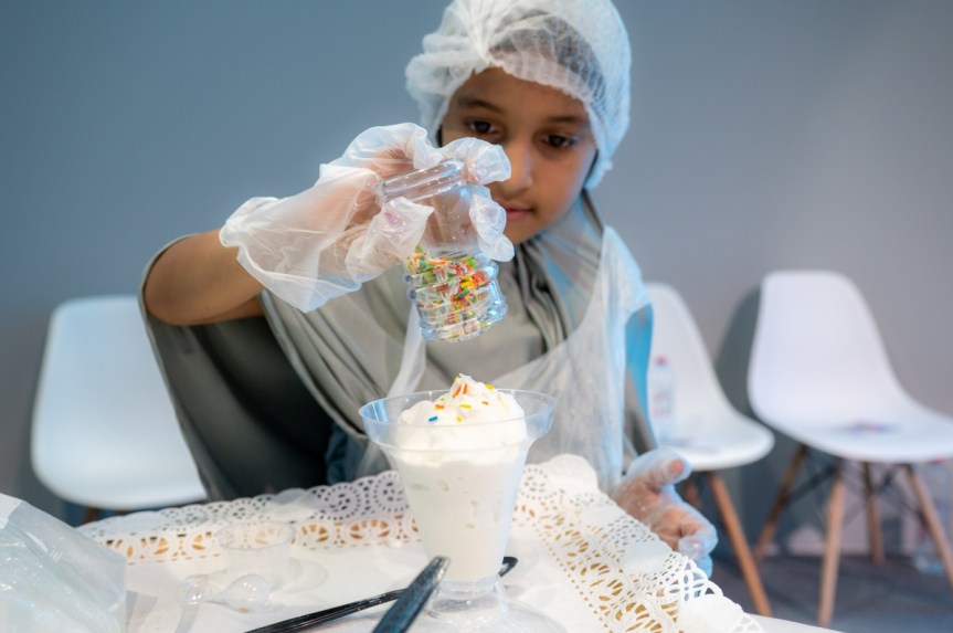صغار “الشارقة القرائي للطفل” يصنعون المثلجات في “ركن&nbsp;الطهي”