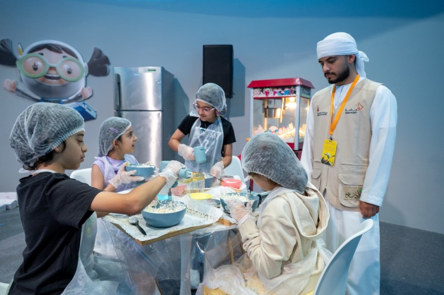 الطهاة الصغار يصنعون أكواب “التشيز كيك”&nbsp;بأيديهم