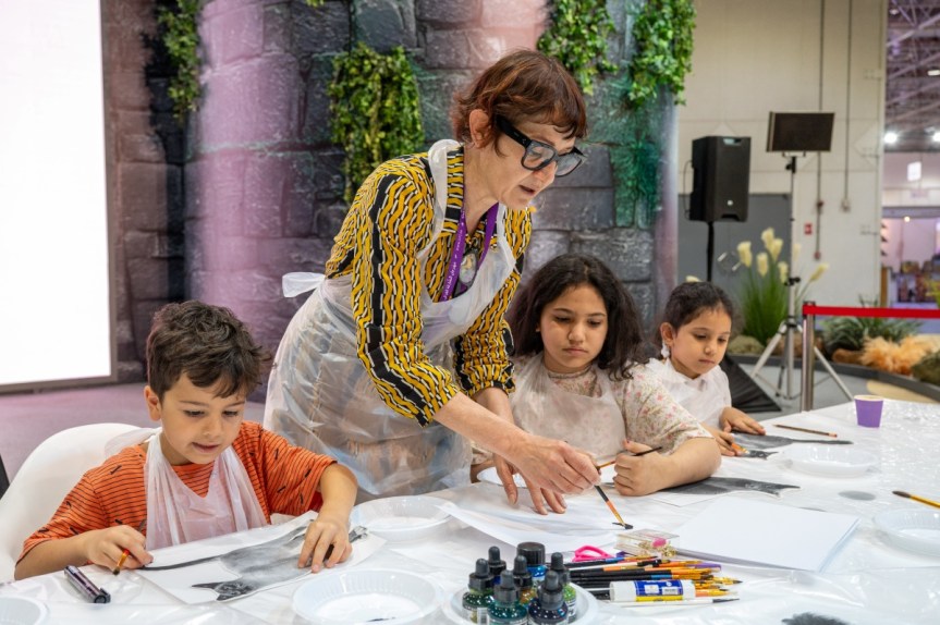 ضمن ورشة قدمتها الفائزة بجائزة “الشارقة لرسوم كتب&nbsp;الطفل”