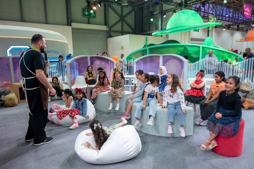 الأطفال يؤدون أدوار شخصياتهم الكرتونية المفضلة بأصواتهم في “الشارقة القرائي للطفل&nbsp;2025”