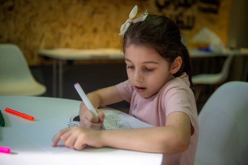 في ورشة عمل فنية بـ”الشارقة القرائي&nbsp;للطفل”