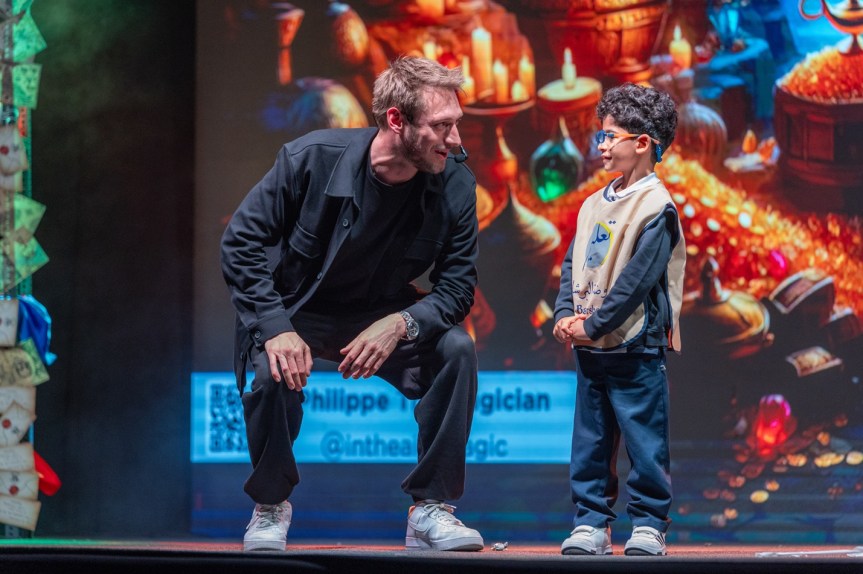 في عرض “السحر في الأجواء” بمهرجان الشارقة القرائي&nbsp;للطفل