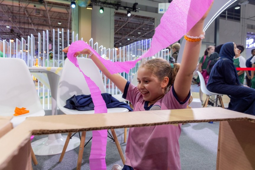 خلال ورشة “بورتريهات حيّة” في “الشارقة القرائي للطفل&nbsp;2025”