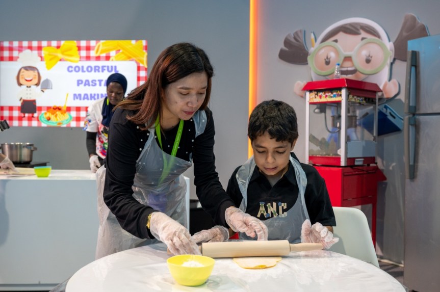 أطفال يعجنون ويلونون الباستا في ورشة طهي تفاعلية في “الشارقة القرائي&nbsp;للطفل”
